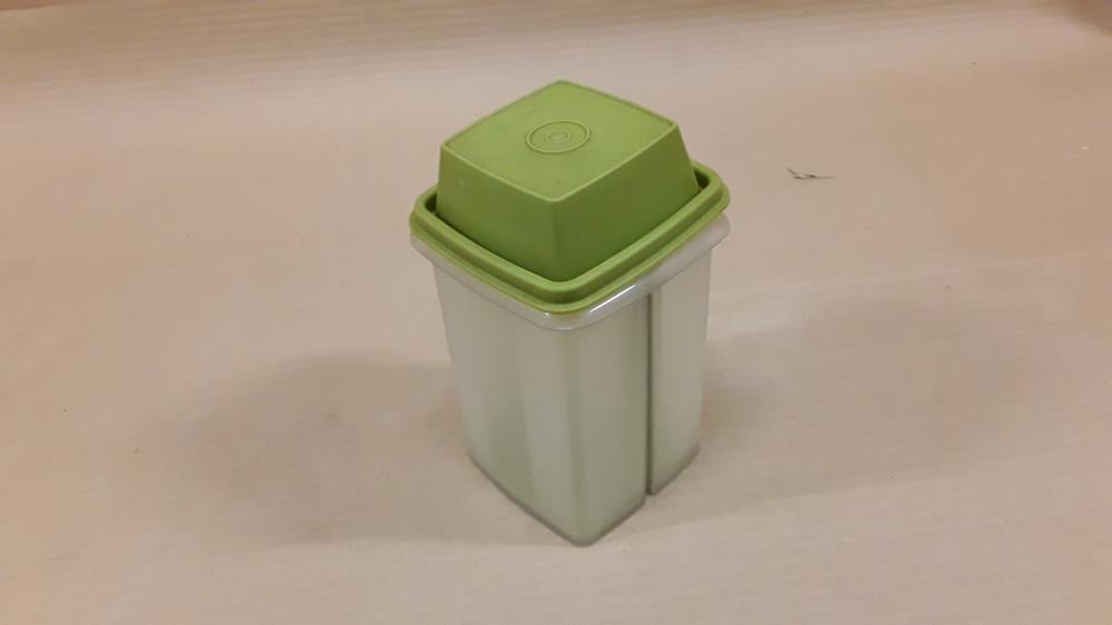 TUPPERWARE  CORNICHONS 