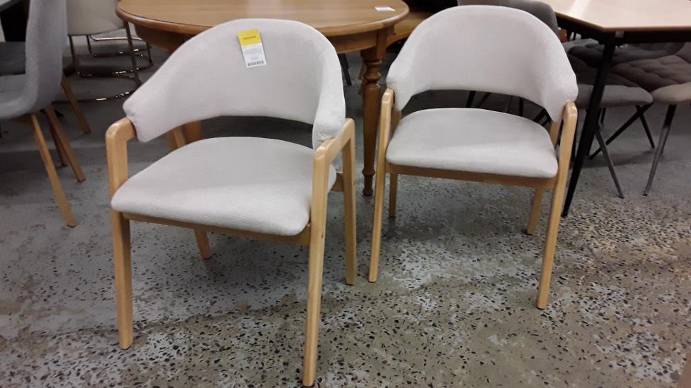 LOT DE 2 CHAISES AVEC ACCOUDOIRS EN TISSU ET BOIS D'HÉVÉA - BEIGE ET NATUREL - /DESTOCK 