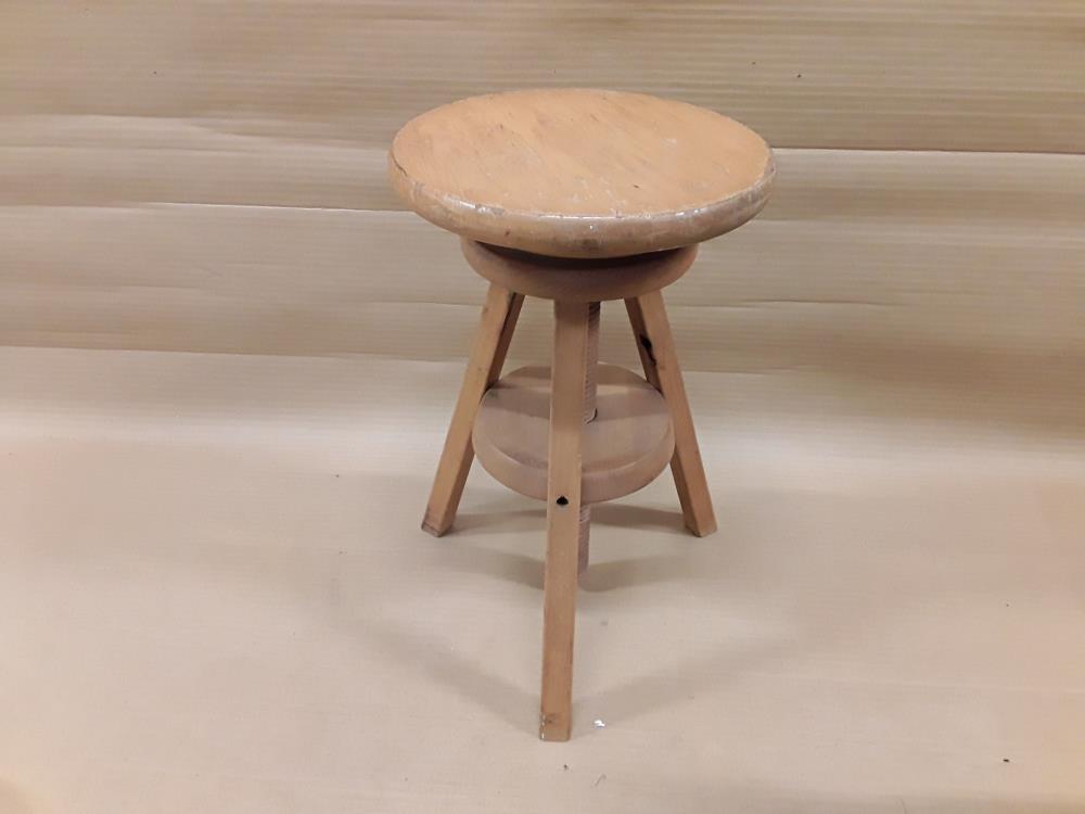 TABOURET À VIS