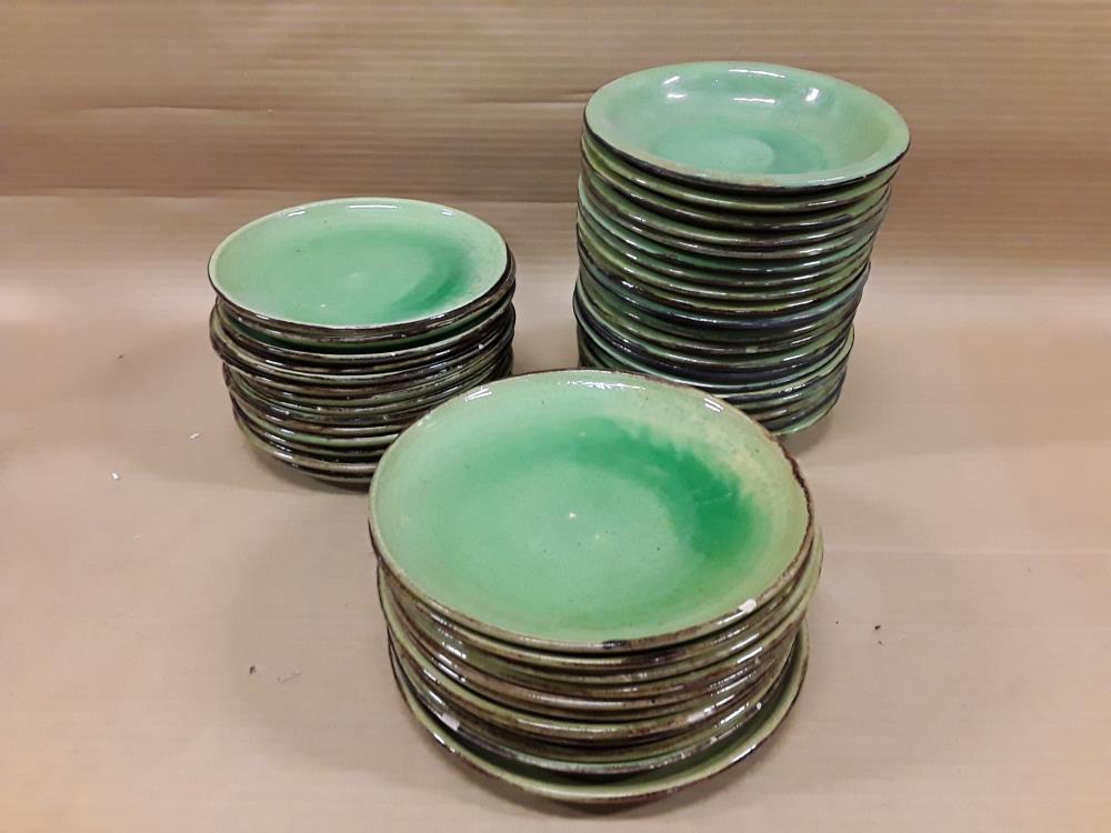 LOT DE 46 ASSIETTES CERAMIQUE EN L'ETAT