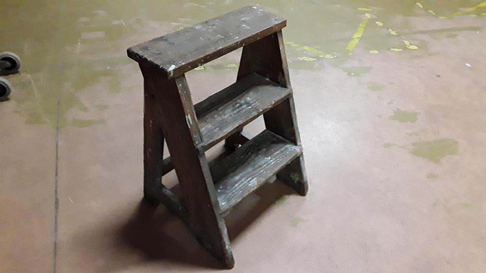 PETIT ESCABEAU BOIS ANCIEN