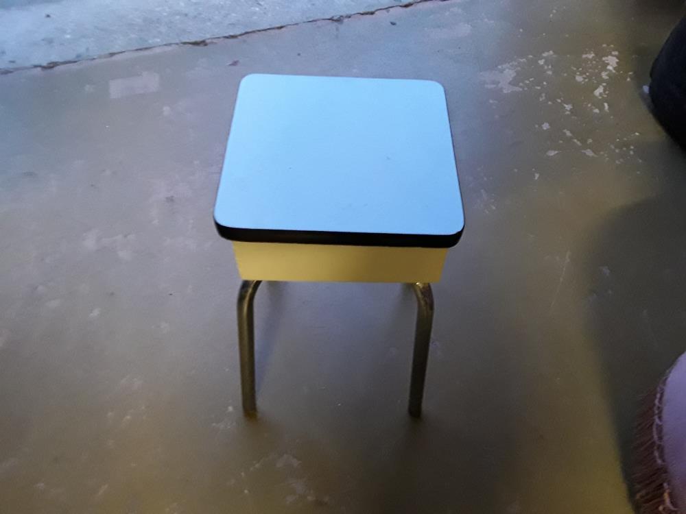 TABOURET FORMICA AVEC RANGEMENTS 