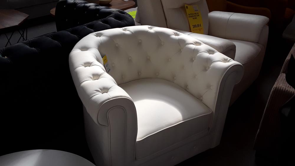 FAUTEUIL EN SIMILI CHESTERFIELD - BLANC/ DESTOCK  