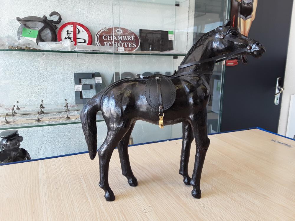 CHEVAL NOIR 32CM DANS L'ÉTAT 