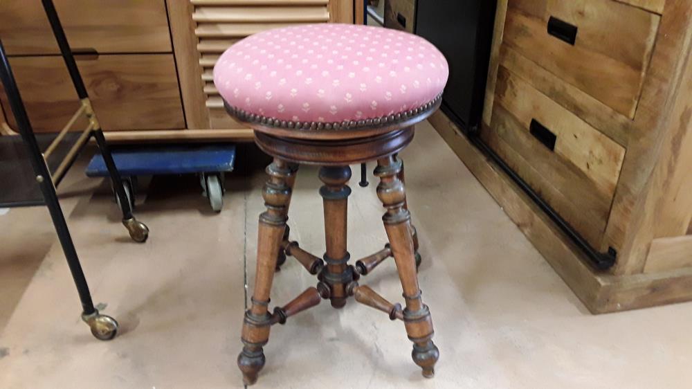 TABOURET CAPITONNÉ RÉGLABLE