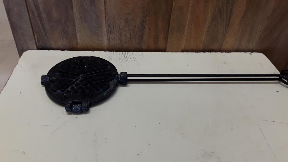 GAUFFRIER ANCIEN EN FONTE 