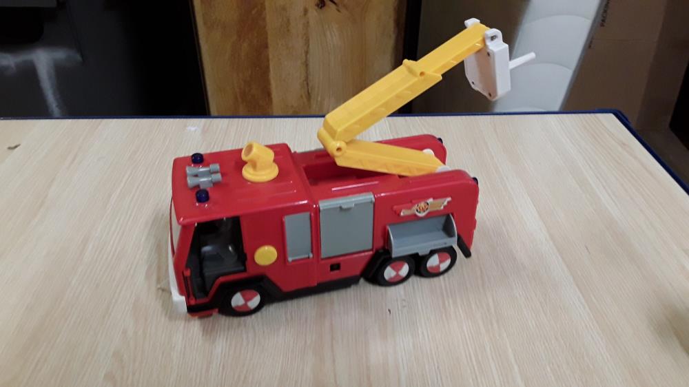 CAMION POMPIER À PILE 