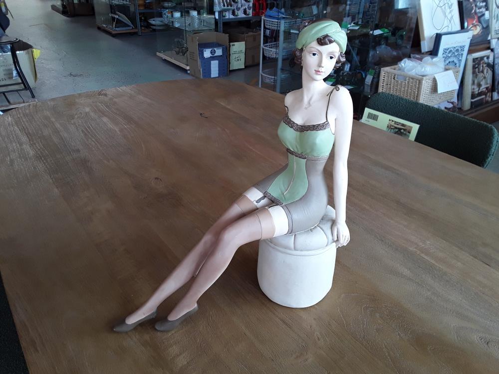 STATUETTE FEMME ASSISE GM
