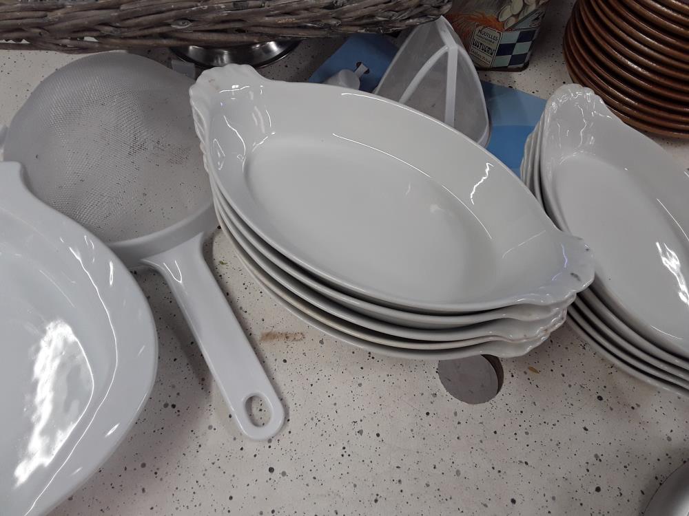 PLAT FOUR PORCELAINE