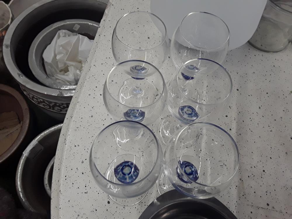 LOT DE 6 VERRES À VIN