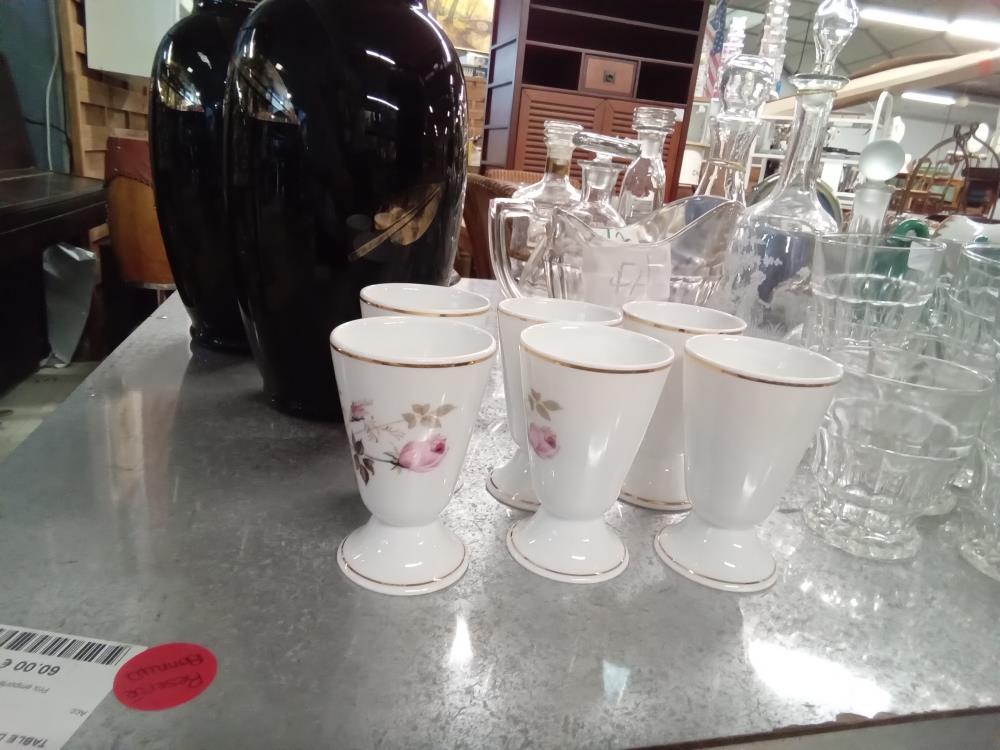 LOT DE VERRES PORCELAINE 