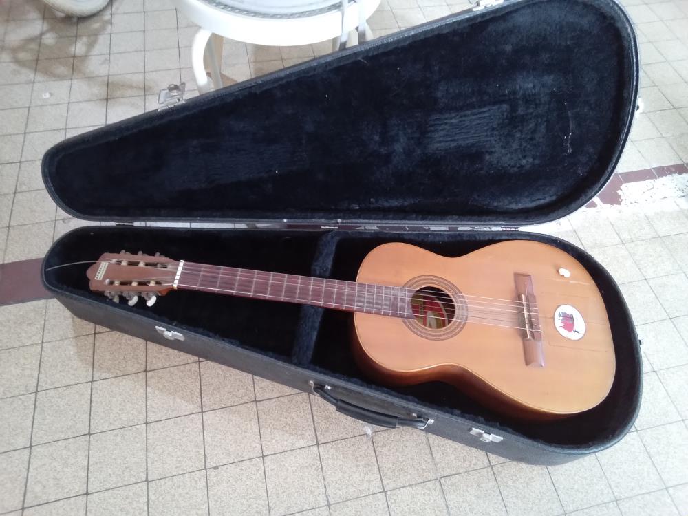 GUITARE FELE  AVEC VALISE