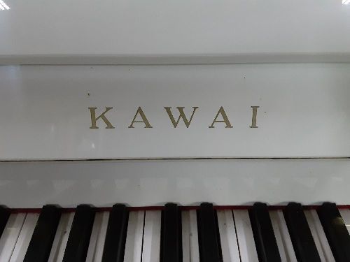 PIANO DROIT KAWAI LAQUÉ BLANC occasion - Le Hangar 40