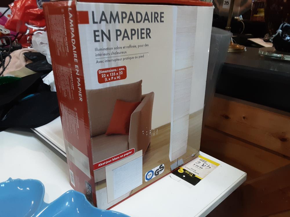 LAMPADAIRE PAPIER