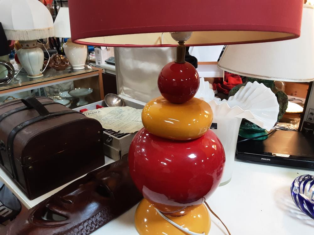 LAMPE ROUGE JAUNE BOULE 