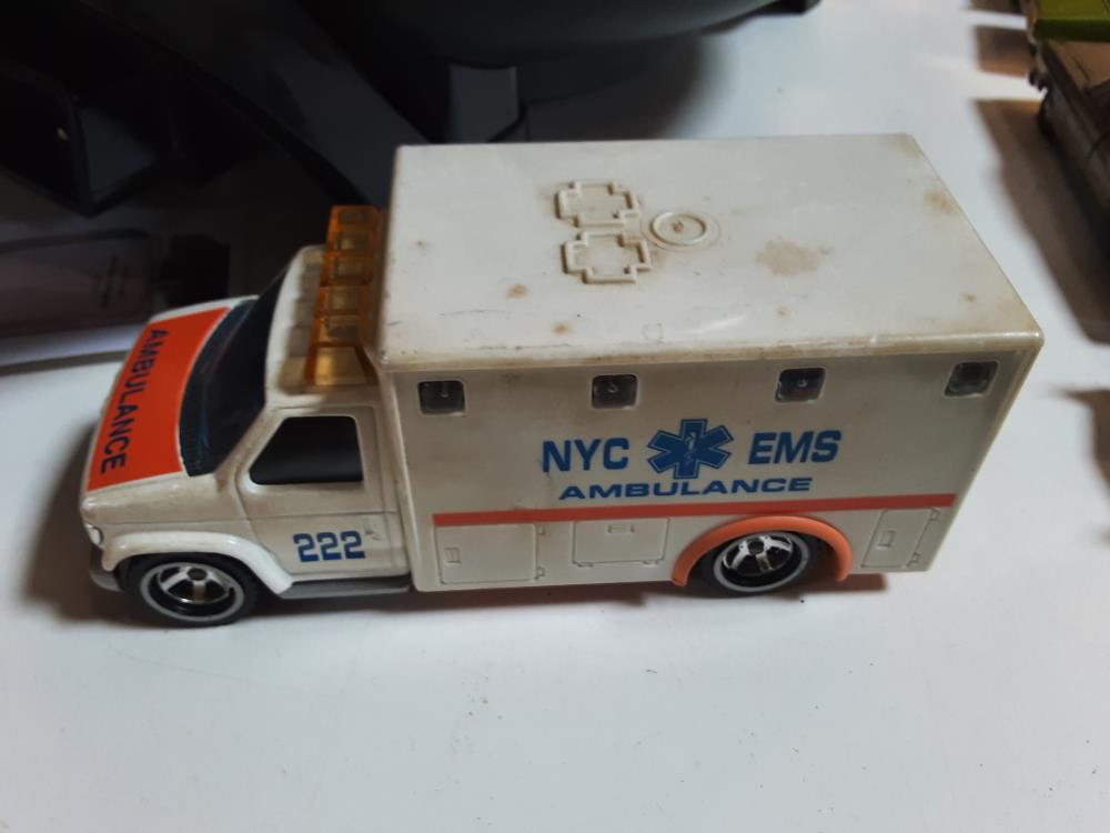 AMBULANCE MAJORETTE