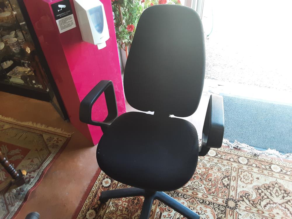 FAUTEUIL A ROULETTE NOIR