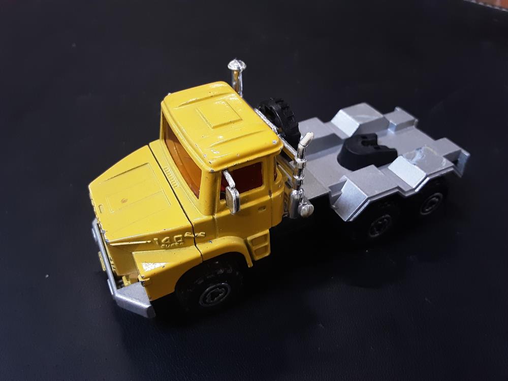 CAMION JAUNE MAJORETTE