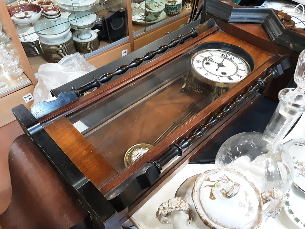 HORLOGE AVEC BALANCIER NOIRE ET BOIS 