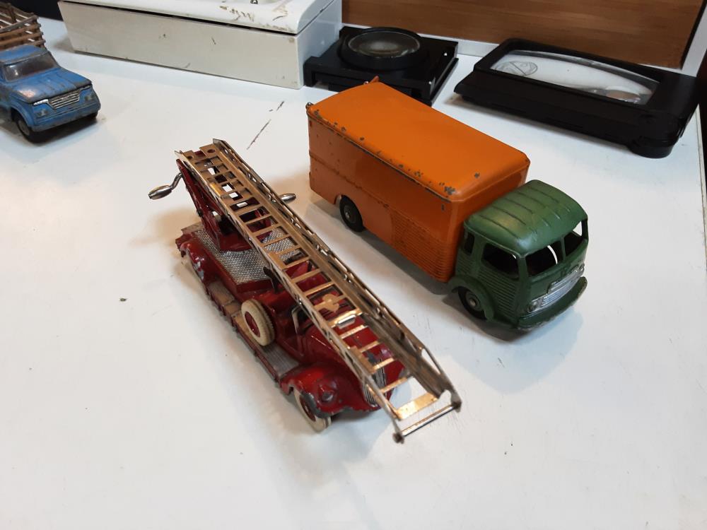 VOITURE DINKY TOYS