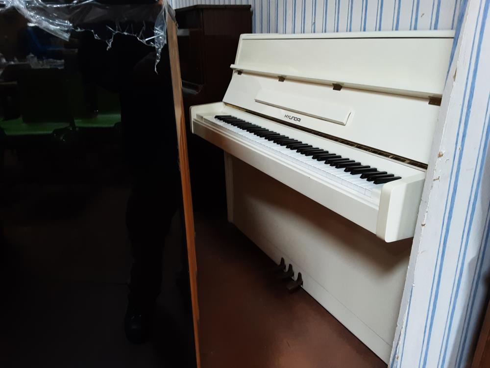 PIANO  DROIT D’ETUDE HYUNDAI COREEN LAQUÉ  BLANC PN=2000 ECLATS 3