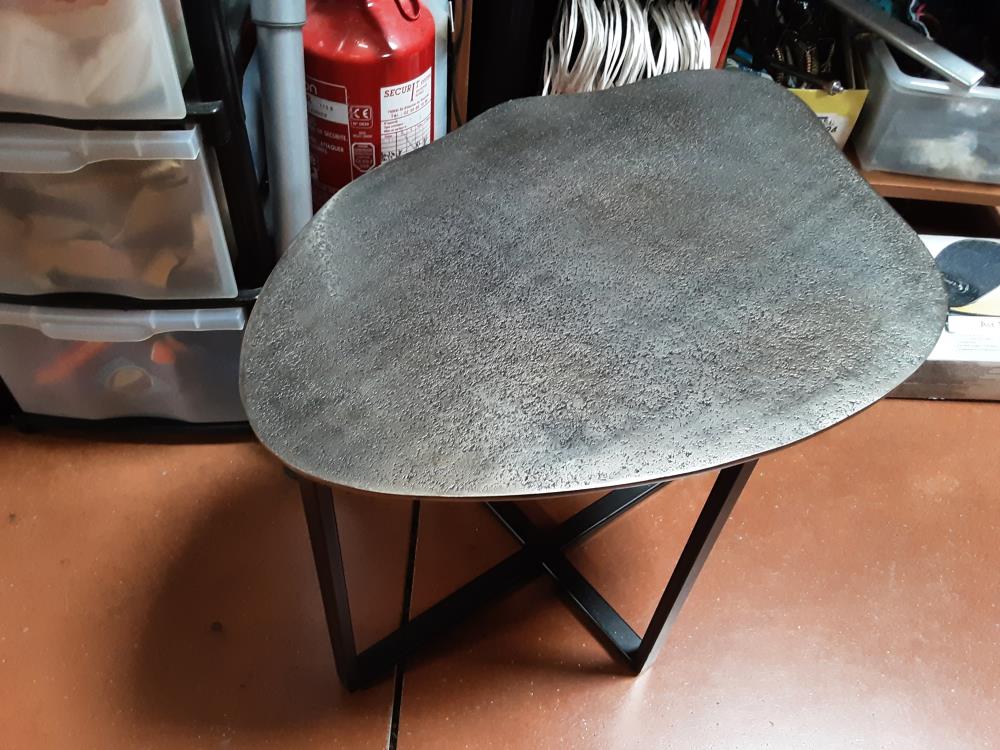 TABLE BASSE GRISE METALLIQUE