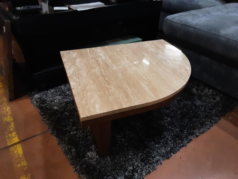 TABLE BASSE D’ANGLE MARBRE BEIGE PM (FENDU)