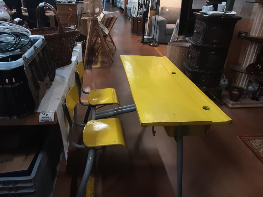 BUREAU D’ECOLE JAUNE PEINT 