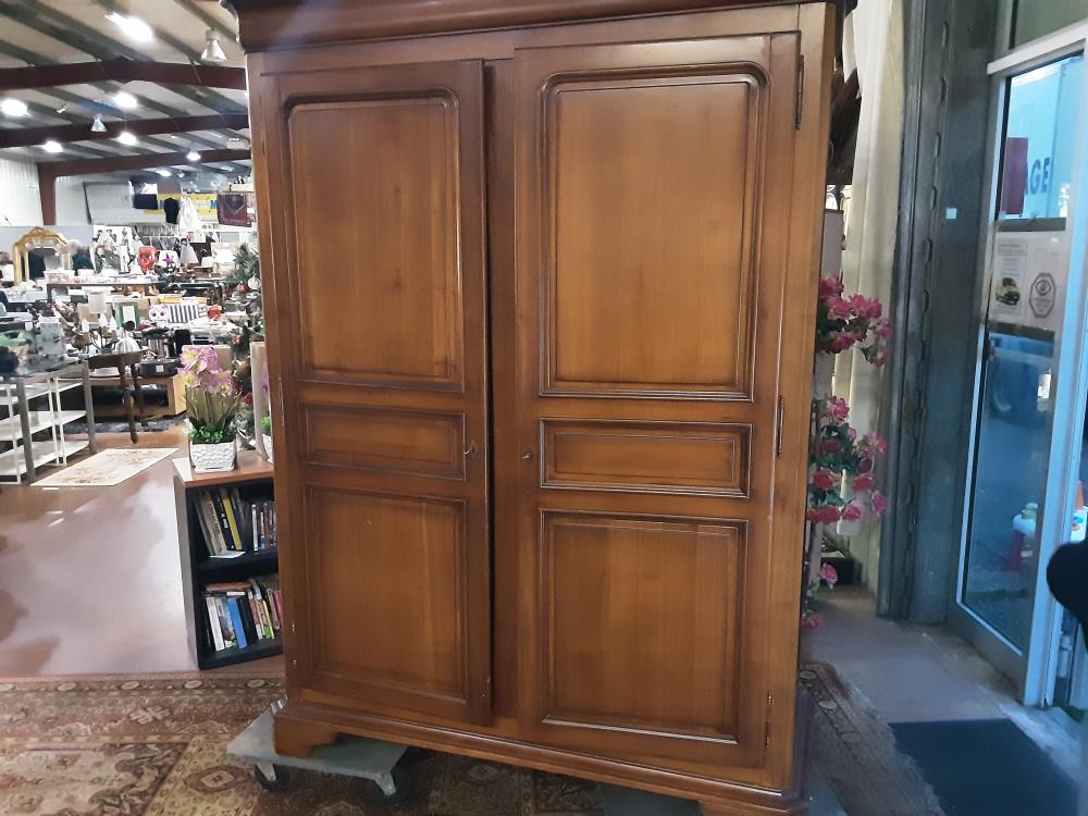 ARMOIRE 2P MERISIER + CLE