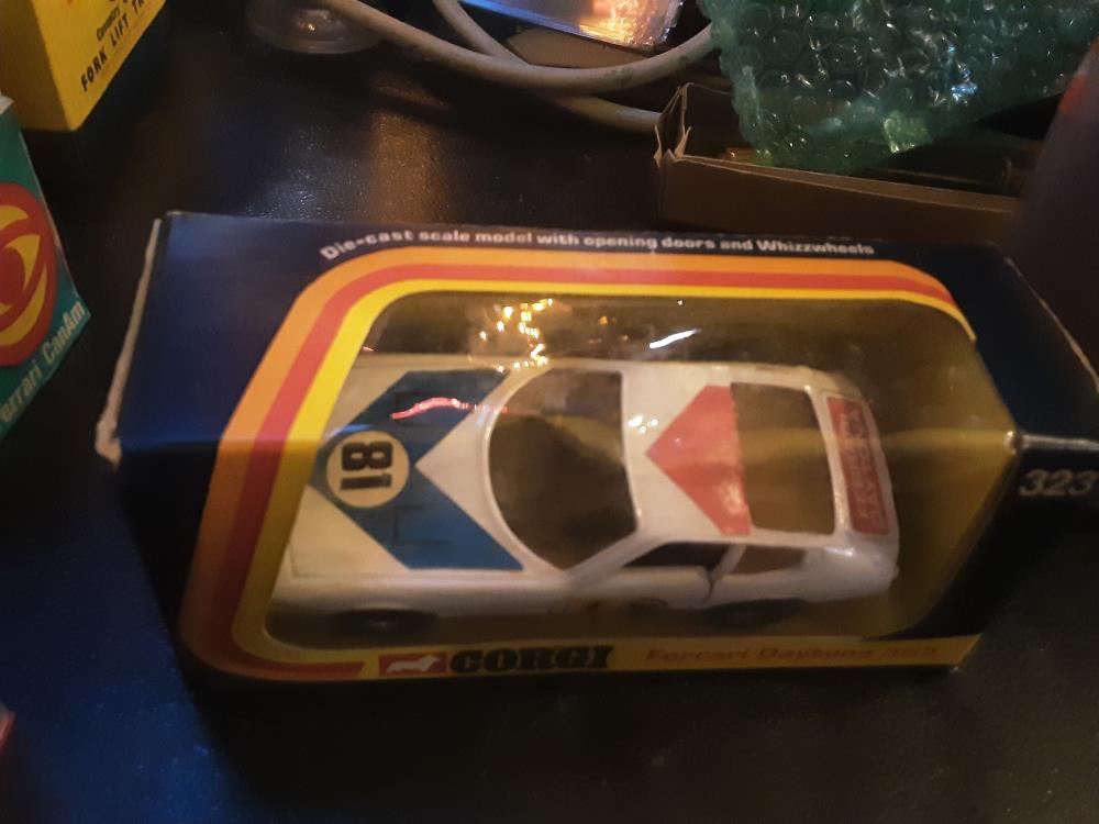 FERRARI CORGI 323