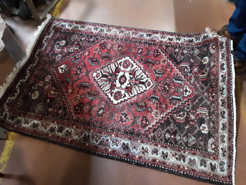 TAPIS MOTIF ROUGE