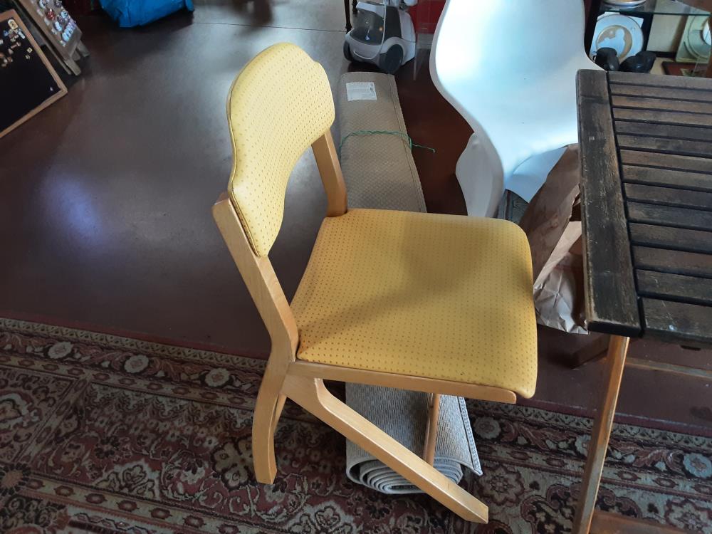 CHAISE JAUNE BOIS