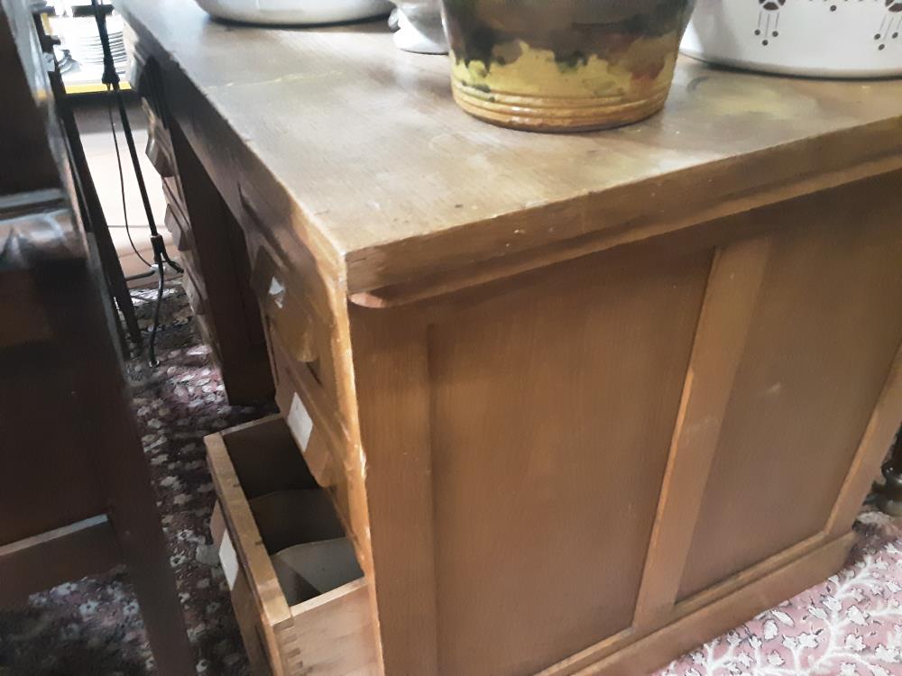 BUREAU 8T CHENE 
