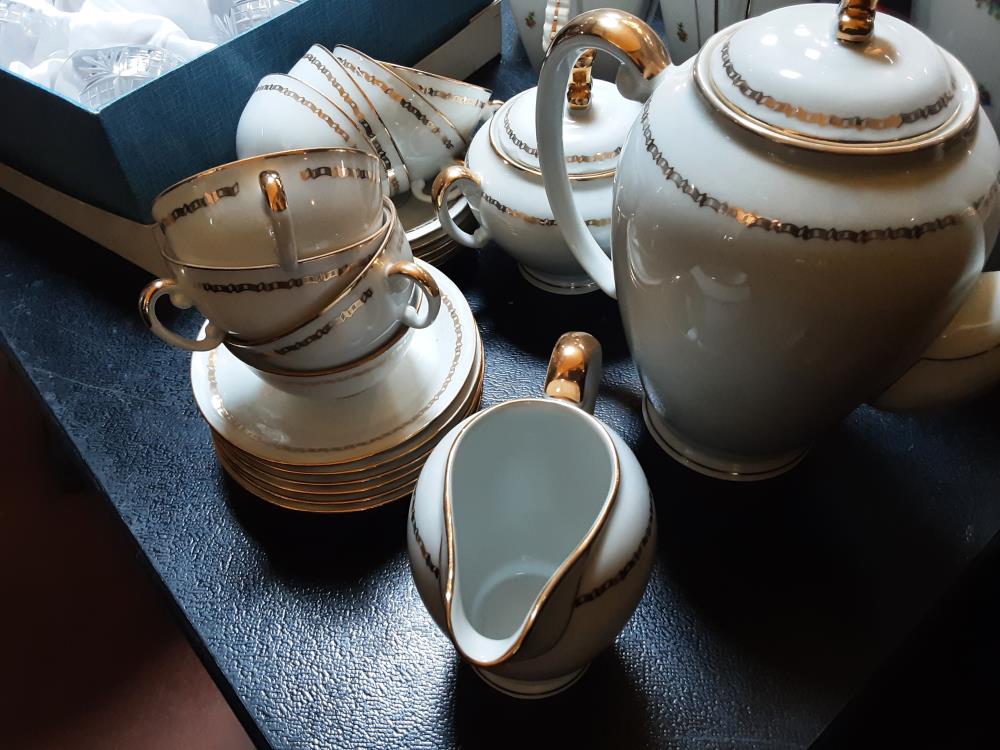 SERVICE A THE PORCELAINE