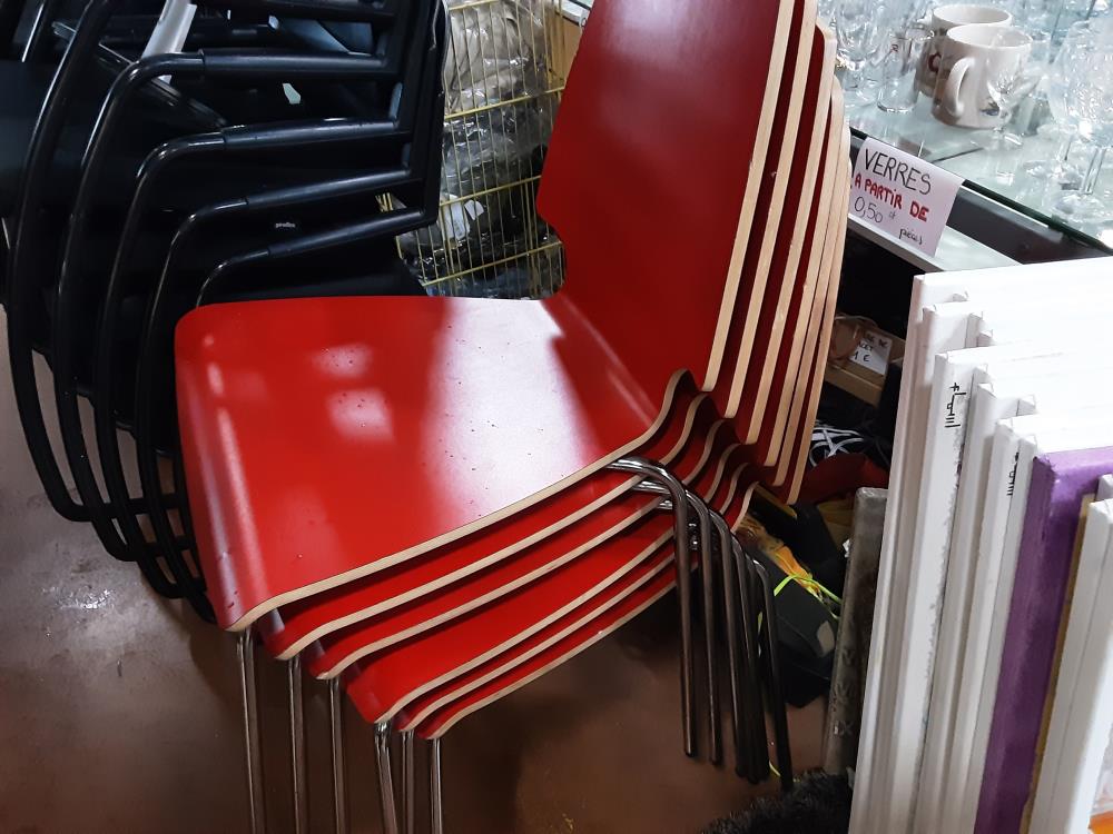 CHAISES ROUGES PIED METAL 