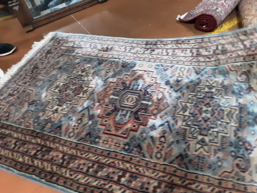 TAPIS LAINE MOTIF BLEU