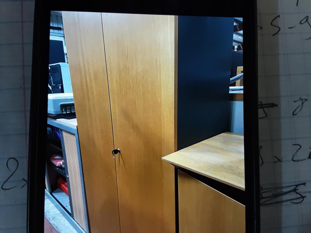 ARMOIRE 2P BRUNE +CLÉ 