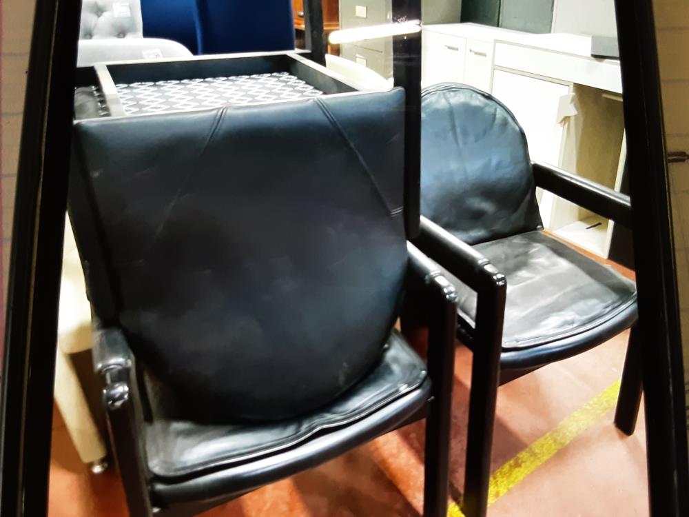 FAUTEUIL NOIR PIED BOIS 