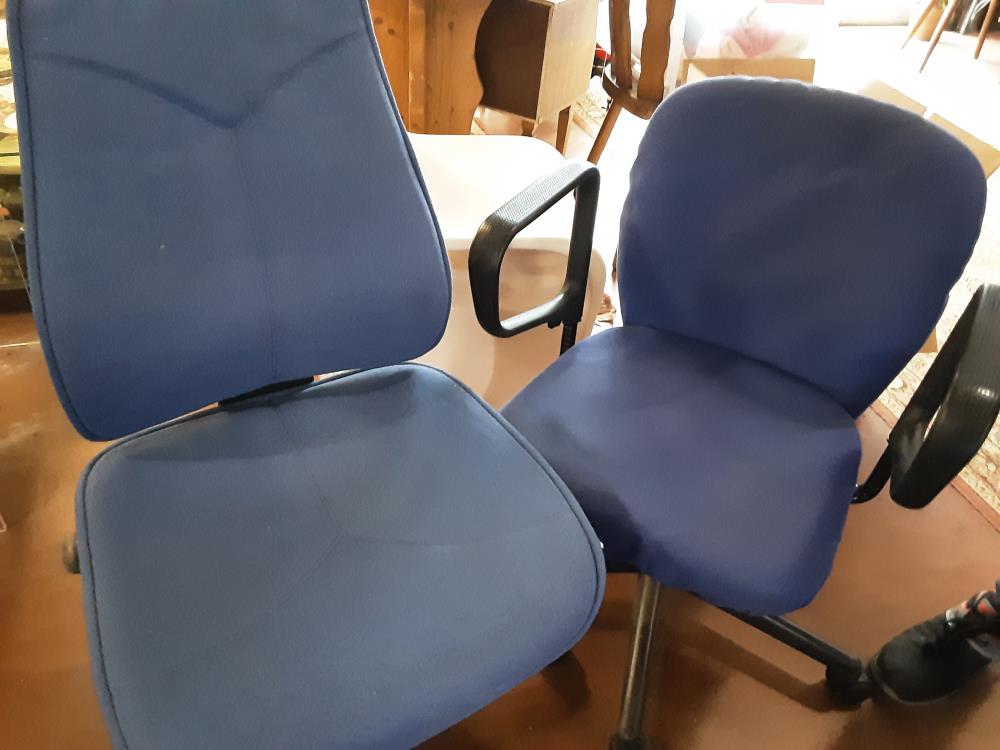 FAUTEUIL DE BUREAU BLEU SUR ROULETTE 