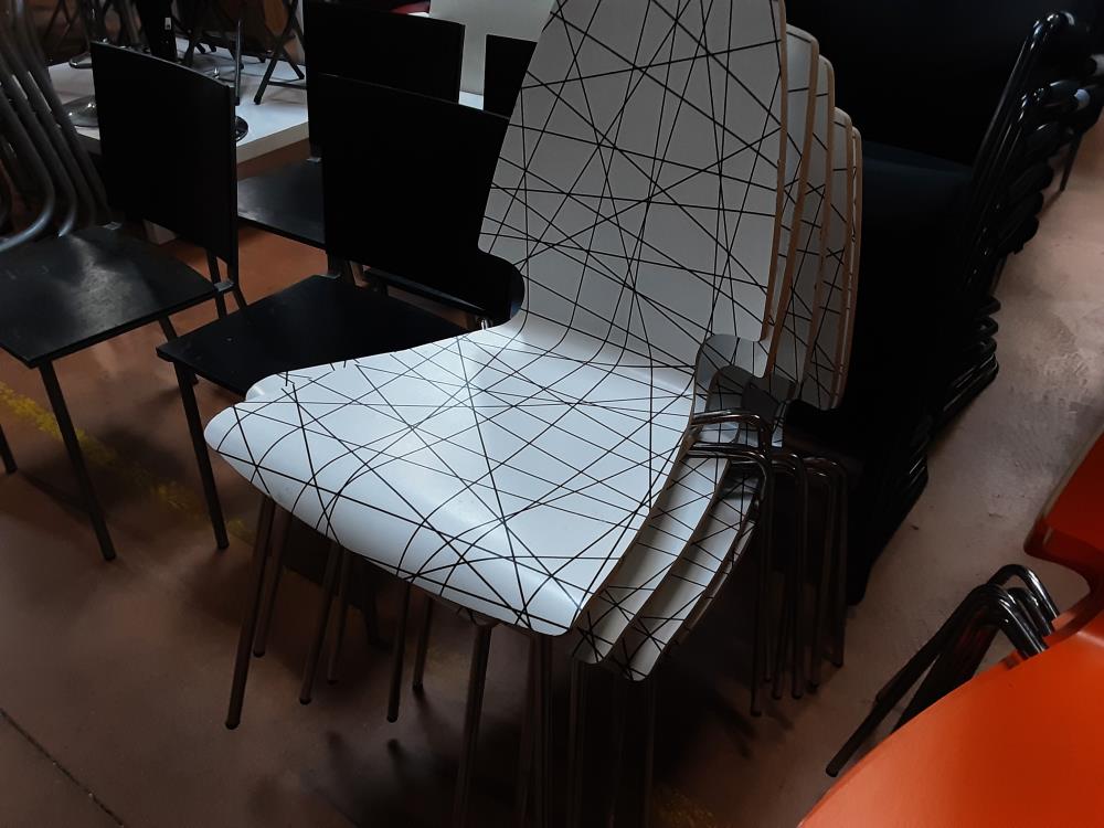 CHAISES BLANCHES NOIRES 
