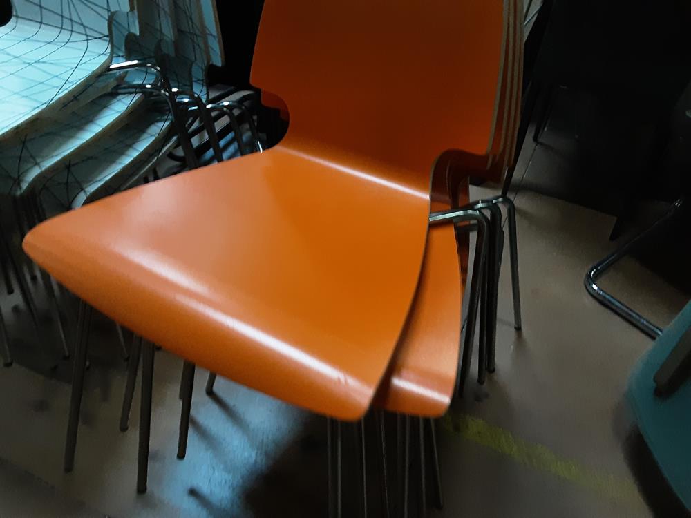 CHAISES ORANGES PIED METAL 