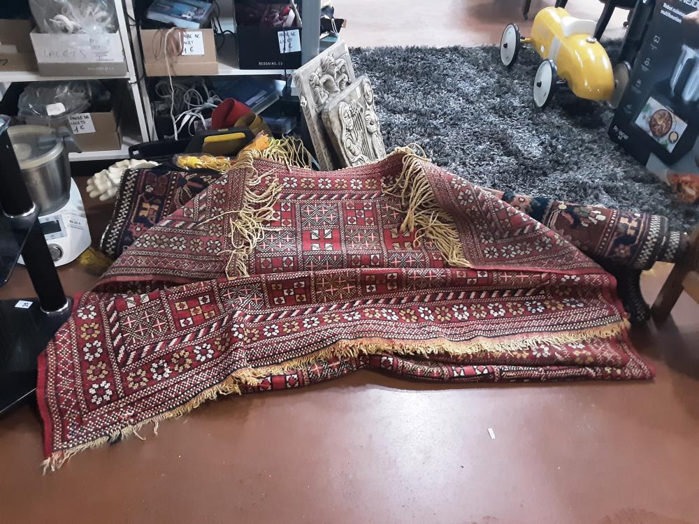 TAPIS ROUGE MOTIF CROIX ROUGE LAINE FAIT MAIN 