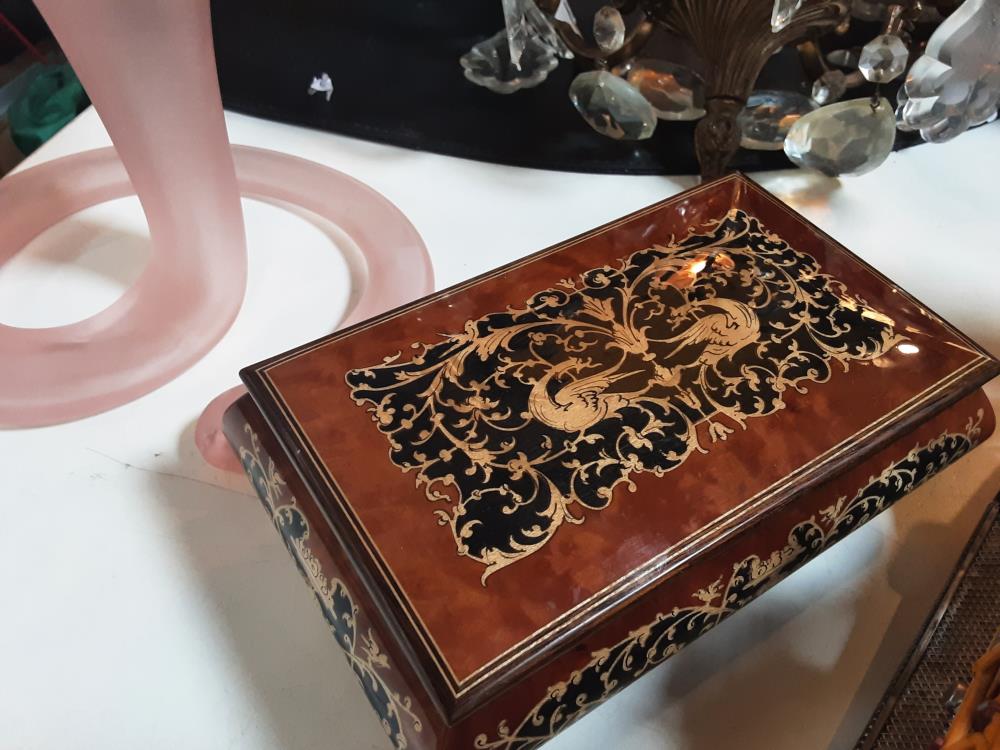 BOITE A MUSIQUE MARQUETÉ 