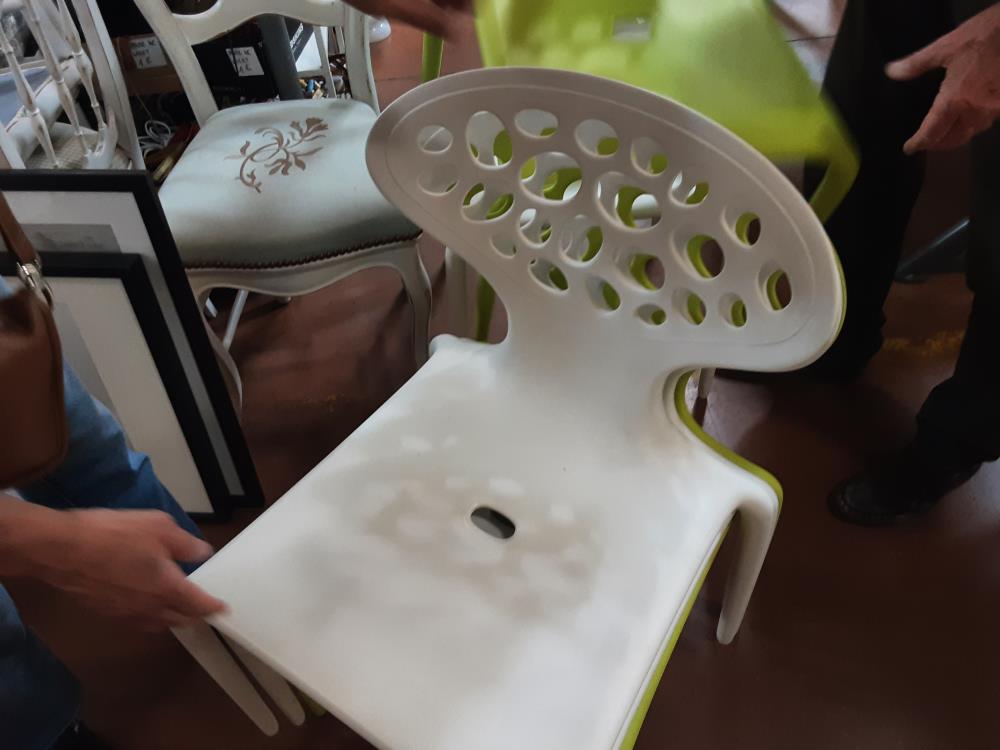 CHAISE COLORÉ PLASTIQUE 