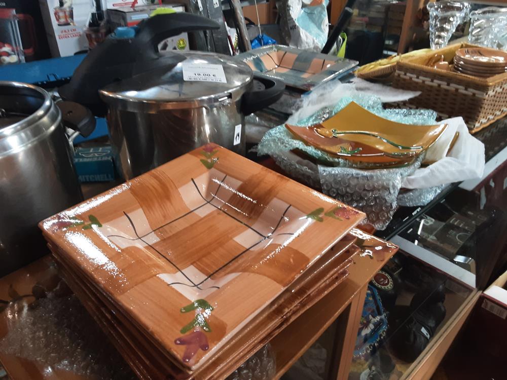 LOT ASSIETTES COLORES + PLAT