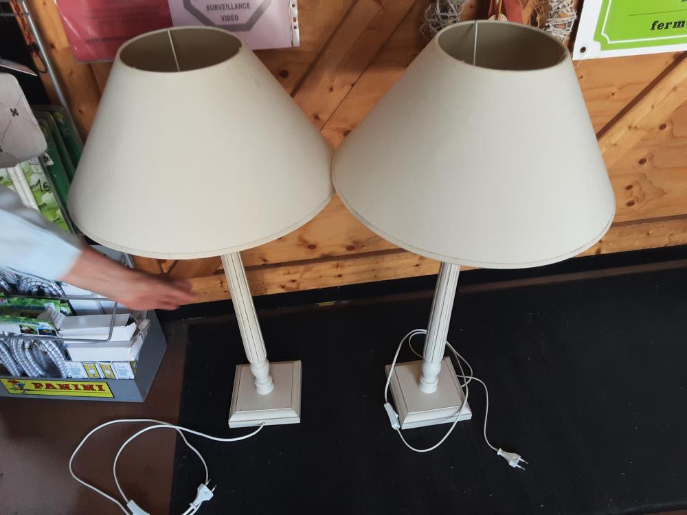 LAMPE SUR PIED BLANCHE