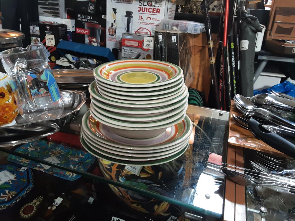 LOT D’ASSIETTES MULTICOULEUR 