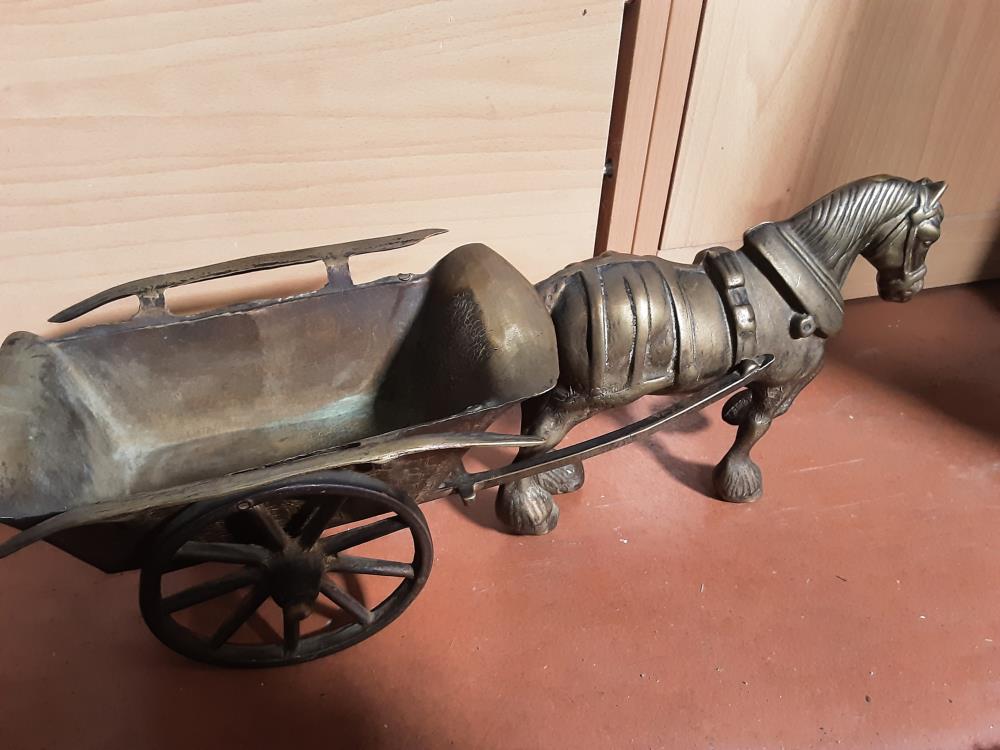 CHEVAL AVEC CHARIOT DORÉ