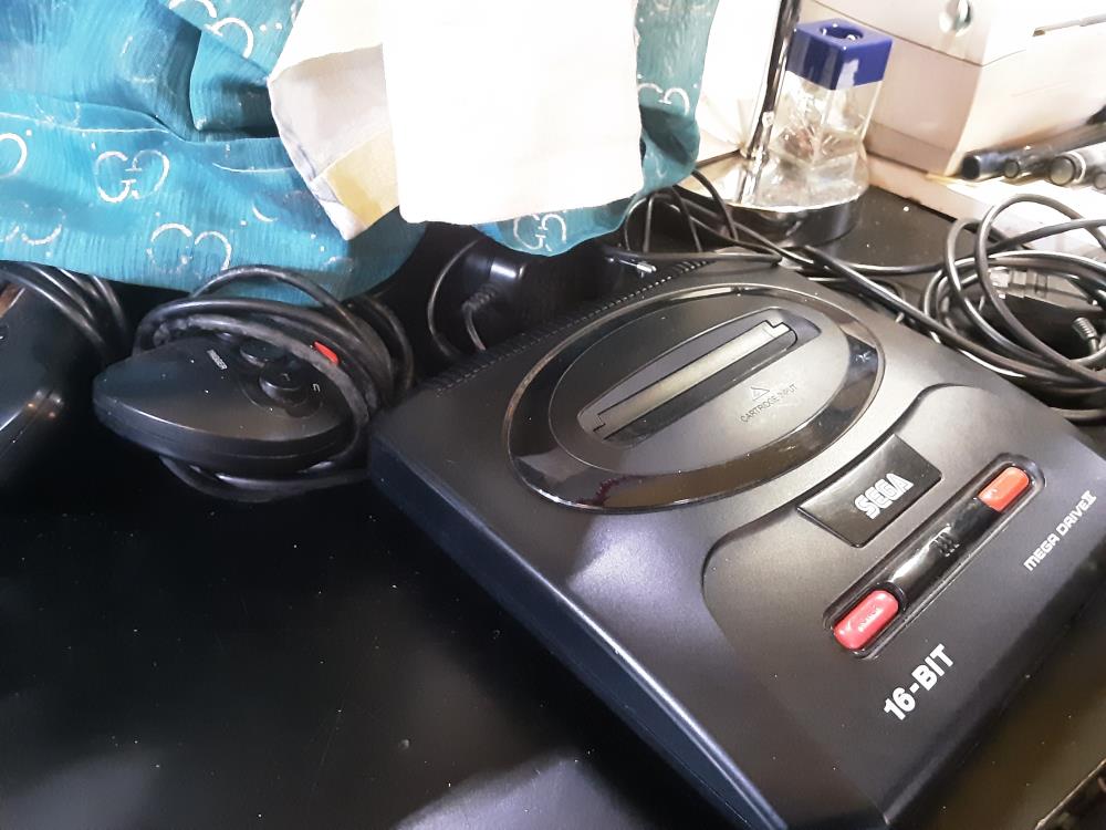 CONSOLE SEGA MEGA DRIVE +2 MANETTES 