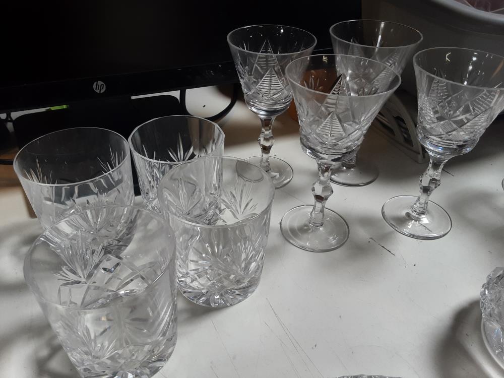 LOT DE 4 VERRES SUR PIEDS
